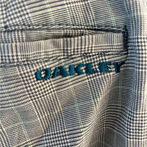 Oakley Men’s Shorts - 32 inch waist. Grey plaid. 97% Cotton. Good condition! - Picture 3 of 5